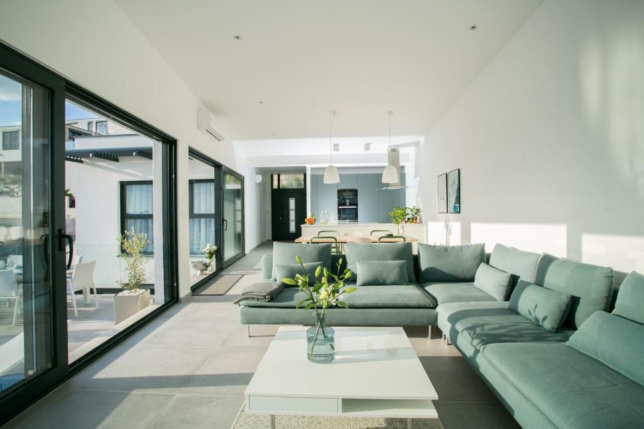 Holiday Home Olive Exclusive - 8 People, Heated Pool, Okrug Gornji, Sea View โตรกีร์ ภายนอก รูปภาพ