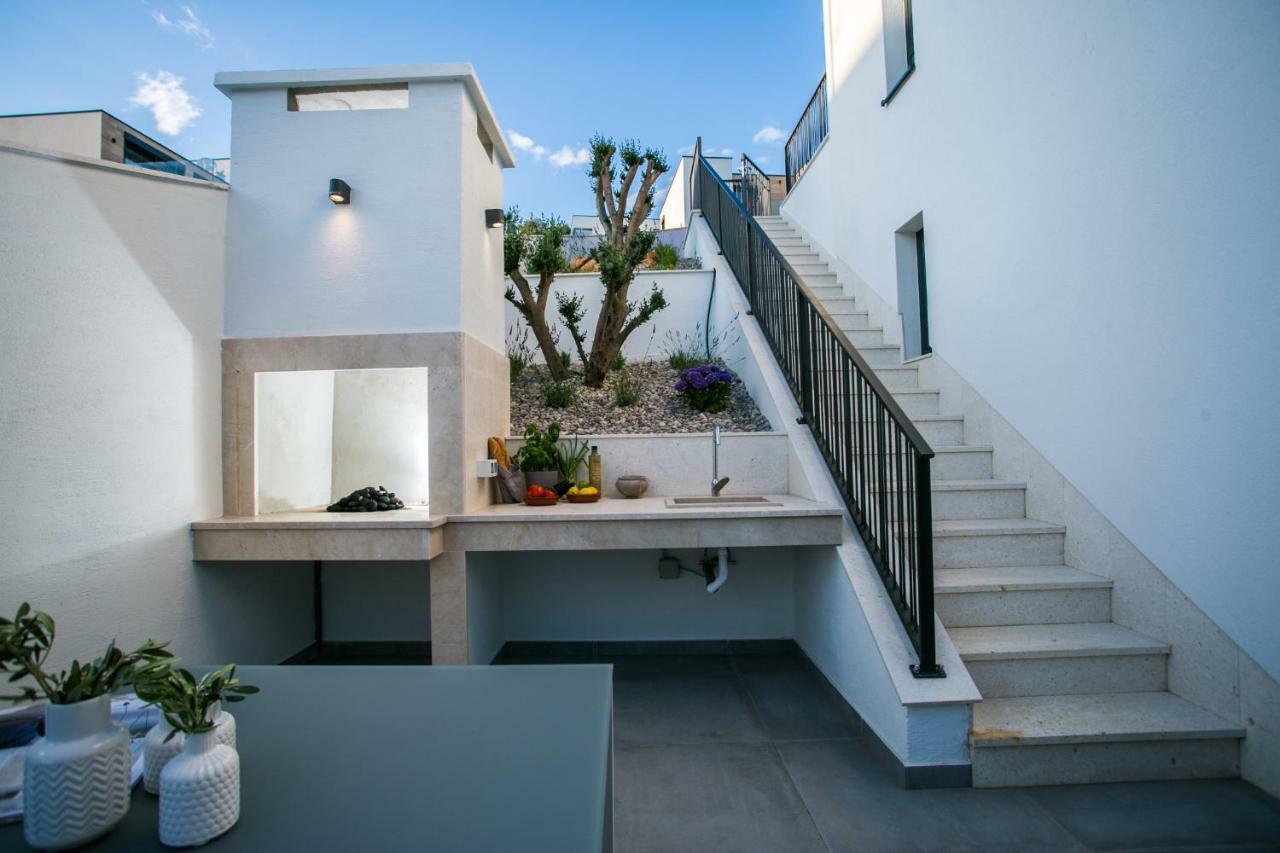 Holiday Home Olive Exclusive - 8 People, Heated Pool, Okrug Gornji, Sea View โตรกีร์ ภายนอก รูปภาพ