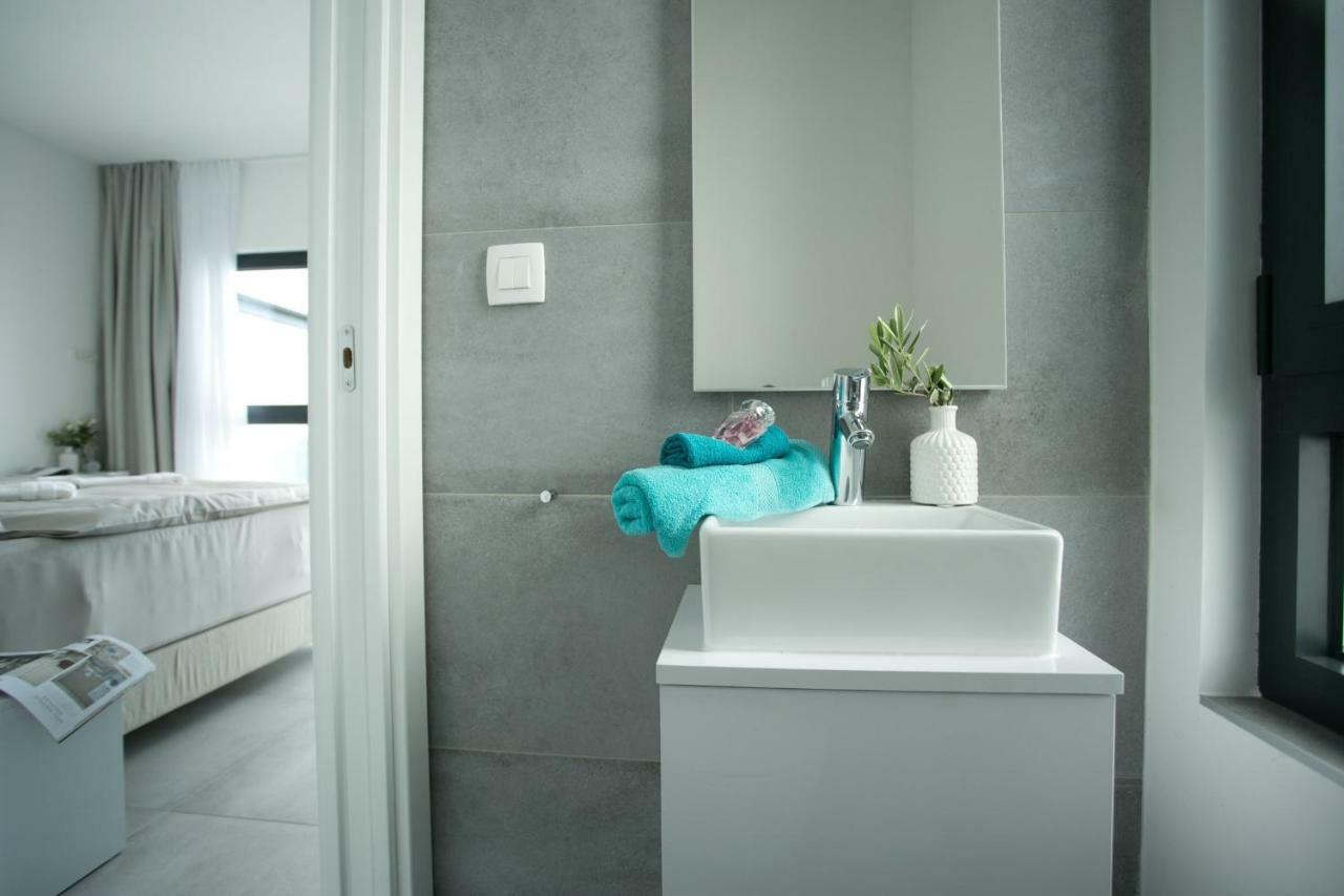Holiday Home Olive Exclusive - 8 People, Heated Pool, Okrug Gornji, Sea View โตรกีร์ ภายนอก รูปภาพ