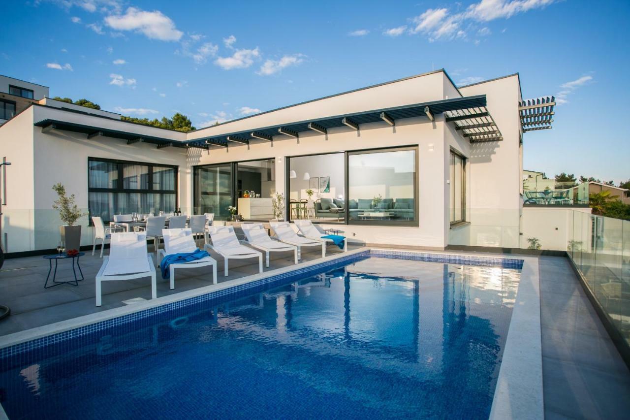 Holiday Home Olive Exclusive - 8 People, Heated Pool, Okrug Gornji, Sea View โตรกีร์ ภายนอก รูปภาพ